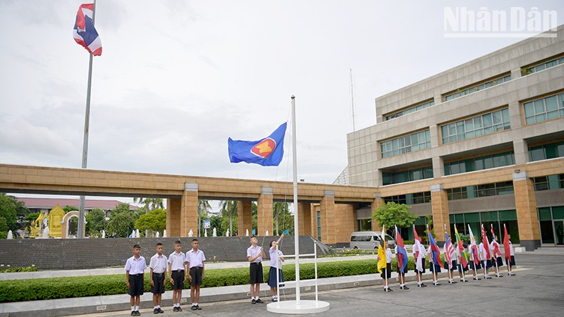 Lễ thượng cờ ASEAN tại trụ sở Bộ Ngoại giao Thái Lan. (Ảnh: ĐINH TRƯỜNG)