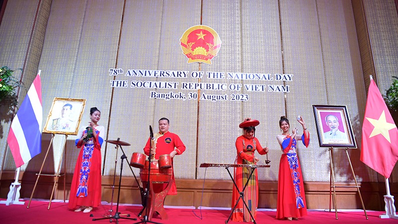 Biểu diễn nghệ thuật tại lễ kỷ niệm 87 năm Quốc khánh 2/9 được tổ chức ở Bangkok, Thái Lan.