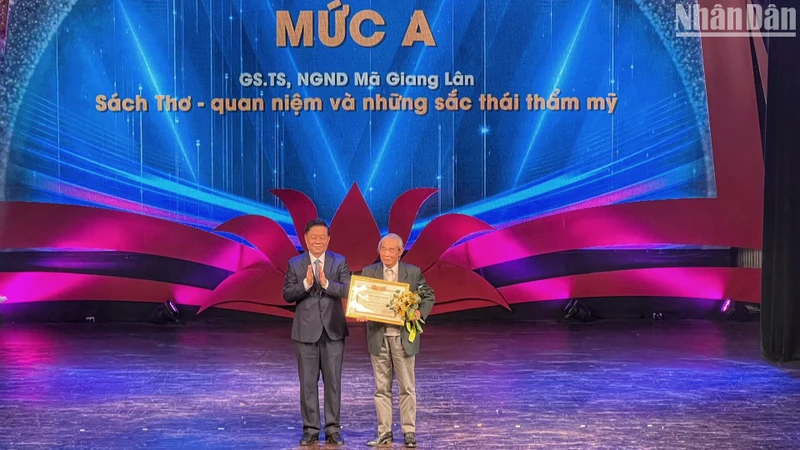 Đồng chí Nguyễn Trọng Nghĩa trao thưởng mức A cho tác giả Mã Giang Lân
