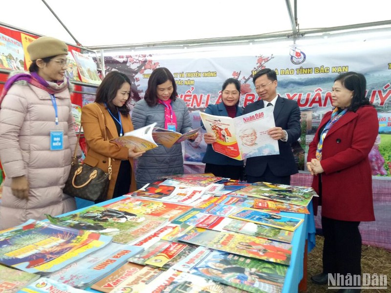 Lãnh đạo tỉnh Bắc Kạn thăm triển lãm báo Xuân tại lễ hội. 