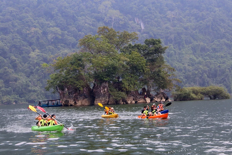 Đua thuyền Kayak trên hồ là 1 hoạt động hấp dẫn trong chương trình "Sắc thu Ba Bể". (Ảnh: HƯƠNG DỊU)