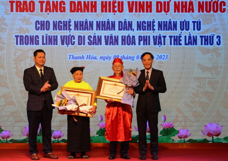 Thừa ủy quyền của Chủ tịch nước, lãnh đạo tỉnh Thanh Hóa trao vinh dự Nhà nước: Nghệ nhân nhân dân cho 2 cá nhân ở Thanh Hóa.