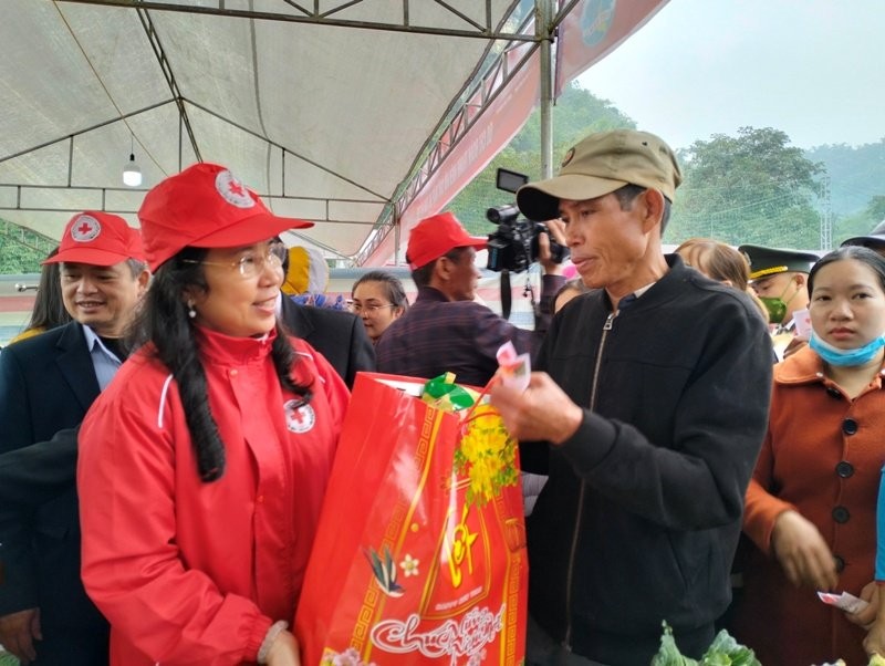 Phó Chủ tịch Trung ương Hội Chữ thập đỏ Việt Nam tặng quà Tết cho hộ có hoàn cảnh khó khăn.