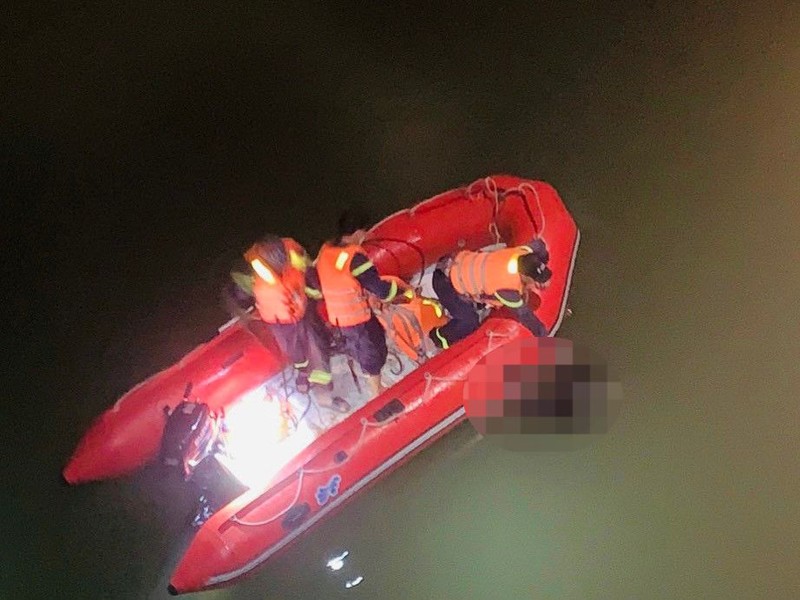 Lực lượng chức năng tìm thấy và vớt nạn nhân đuối nước trong hồ Hao Hao.