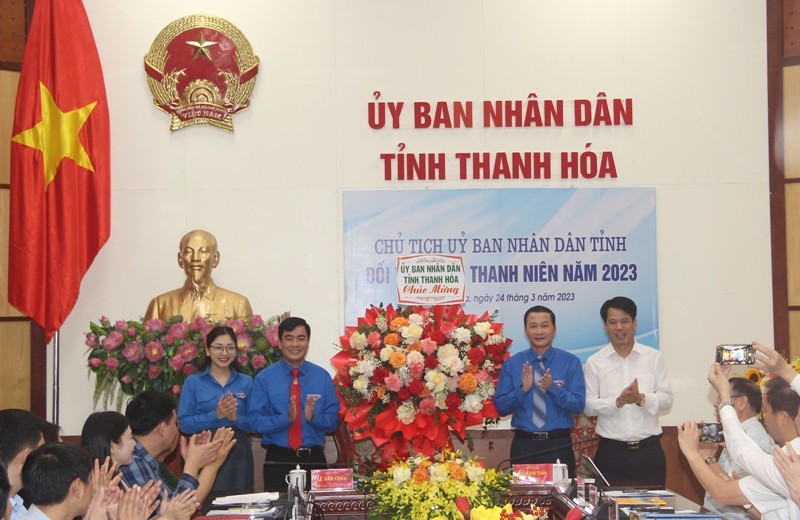 Lãnh đạo tỉnh Thanh Hóa tặng hoa chúc mừng 92 năm thành lập Đoàn thanh niên Cộng sản Hồ Chí Minh.