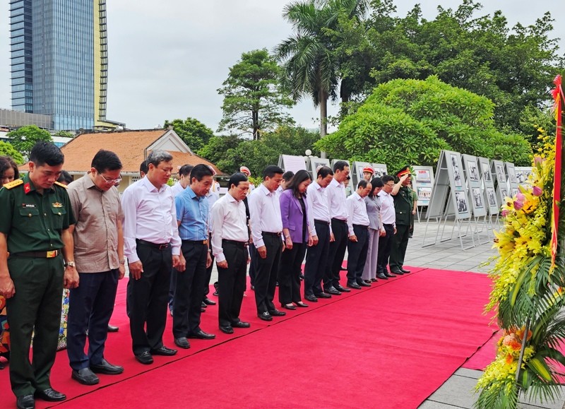 Phó Chủ tịch nước cùng các đại biểu thành kính tưởng niệm Chủ tịch Hồ Chí Minh vĩ đại.