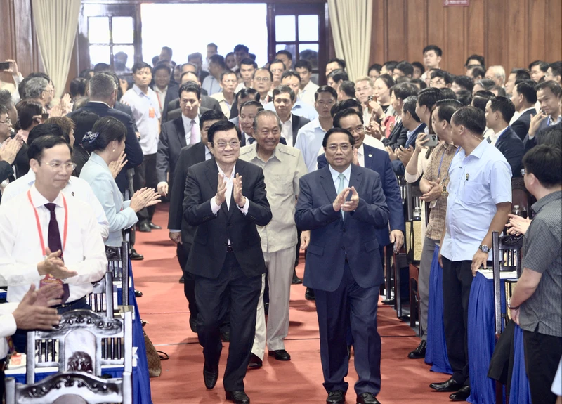 Thủ tướng Phạm Minh Chính và các đại biểu dự Hội nghị Công bố quy hoạch và xúc tiến đầu tư tỉnh Long An. (Ảnh: Thanh Giang)