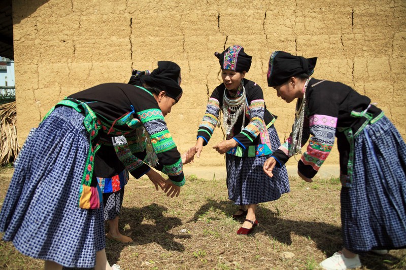 Đội văn nghệ quần chúng xã Quyết Tiến, huyện Quản Bạ biểu diễn múa hái bông của dân tộc Bố Y. (Ảnh LÊ ĐẠT) 