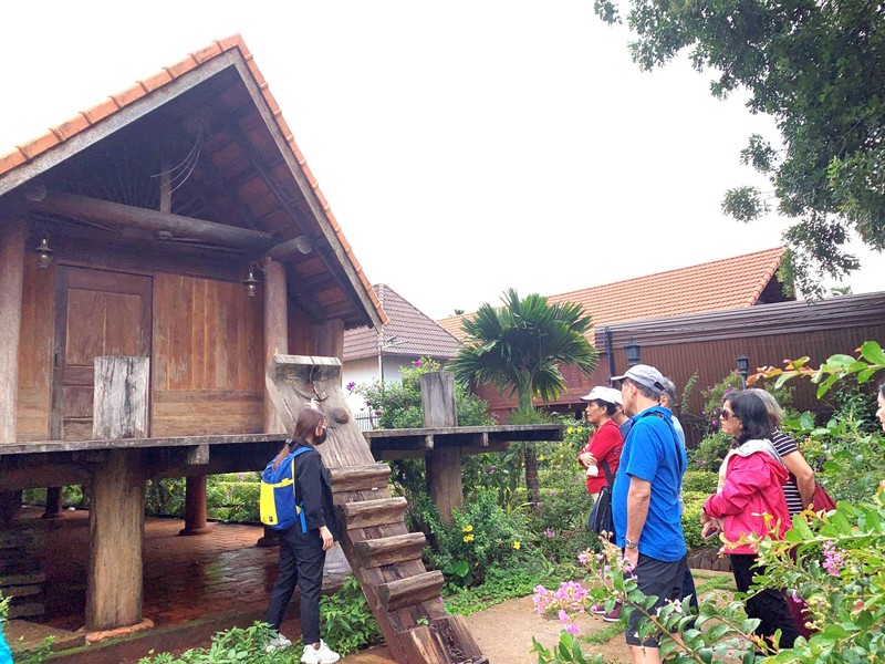 Du khách tham quan buôn Akô Dhông, phường Tân Lợi, thành phố Buôn Ma Thuột, tỉnh Đắk Lắk ngày càng đông.