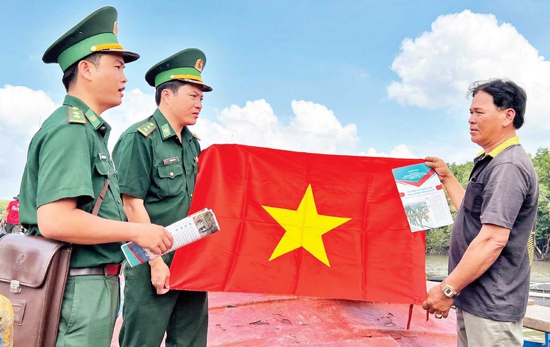 Trung úy Huỳnh Trương Bảo Sơn trong một hoạt động vận động ngư dân vùng biển Cần Giờ thực hiện đánh bắt hải sản an toàn.