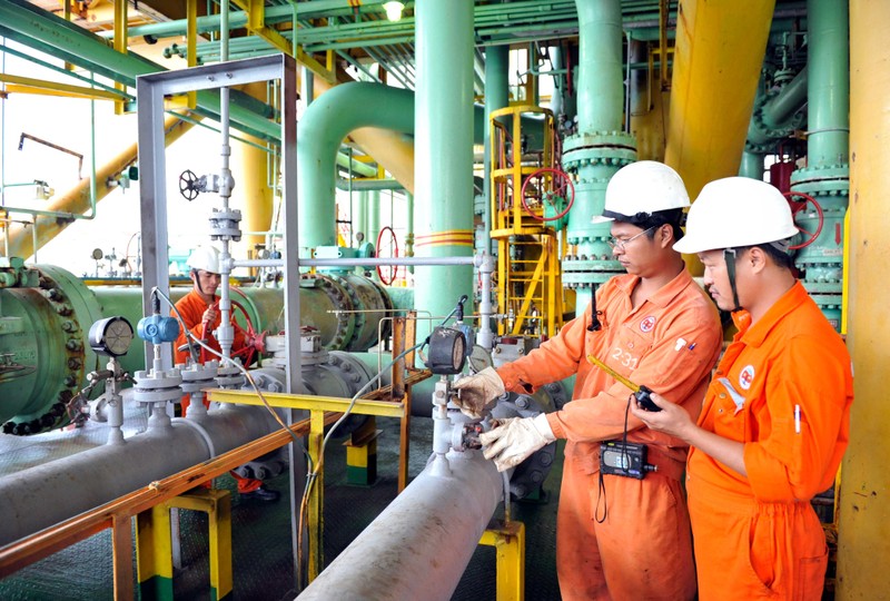 Kỹ sư, công nhân Tập đoàn Dầu khí Việt Nam vận hành hệ thống khai thác dầu khí tại Giàn Công nghệ trung tâm số 2 mỏ Bạch Hổ. (Ảnh HÀ THANH)