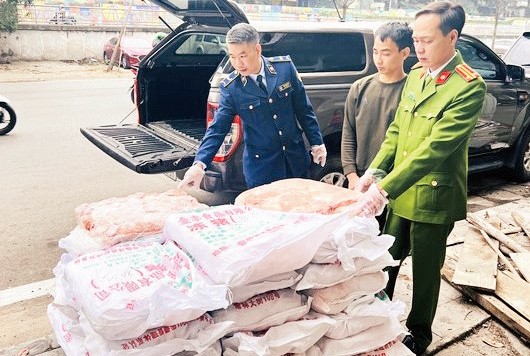 Lực lượng quản lý thị trường Hà Nội phát hiện lô hàng nầm lợn đông lạnh không rõ nguồn gốc xuất xứ trên địa bàn quận Hoàn Kiếm.