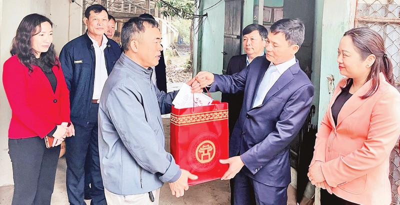 Phó Chủ tịch HĐND thành phố Phạm Quí Tiên thăm, tặng quà các hộ dân xã Đông Lỗ, huyện Ứng Hòa. (Ảnh BẠCH THANH)