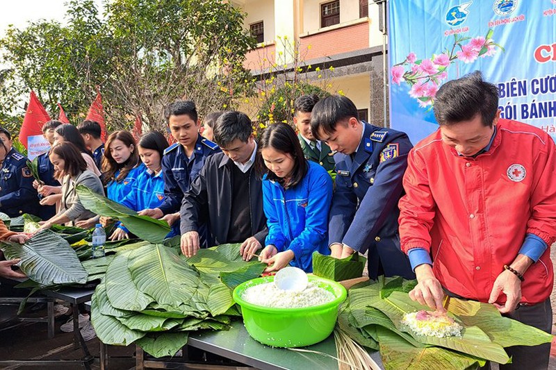Các đoàn thể và lực lượng vũ trang tham gia gói bánh chưng trong Chương trình Xuân biên cương, Tết hải đảo do huyện Nghi Xuân (Hà Tĩnh) tổ chức.