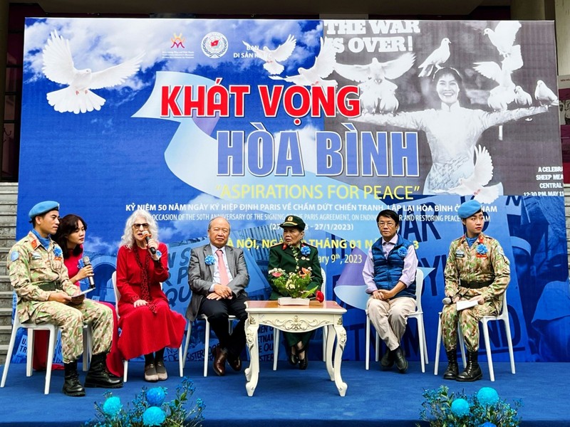 Các đại biểu quốc tế và Việt Nam dự khai mạc Triển lãm “Khát vọng hòa bình” và Tọa đàm tại Bảo tàng Phụ nữ Việt Nam.