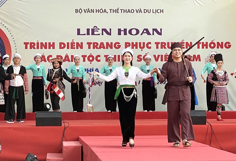 Vẻ đẹp trang phục đồng bào dân tộc thiểu số Việt Nam.