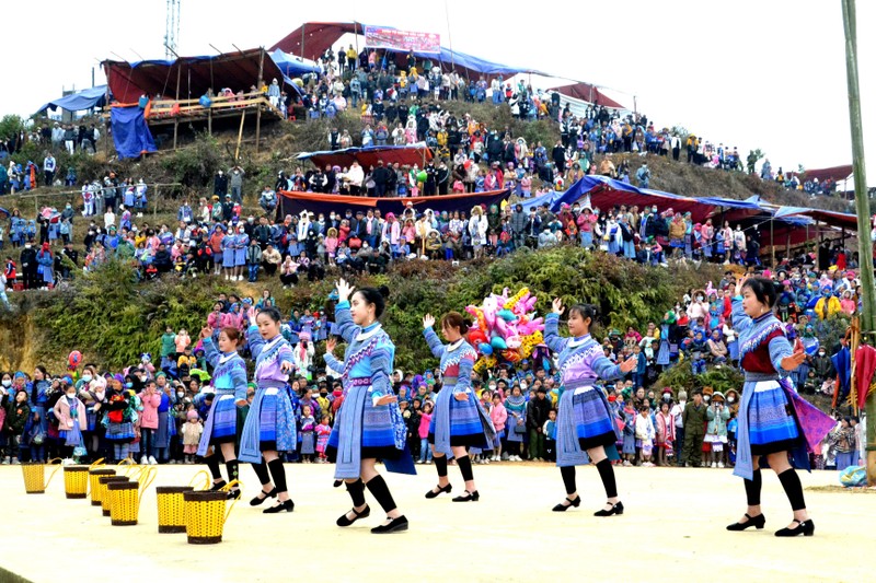 Người dân và du khách tham dự Lễ hội Gầu Tào ở xã Pha Long, huyện Mường Khương, tỉnh Lào Cai. (Ảnh QUỐC HỒNG)