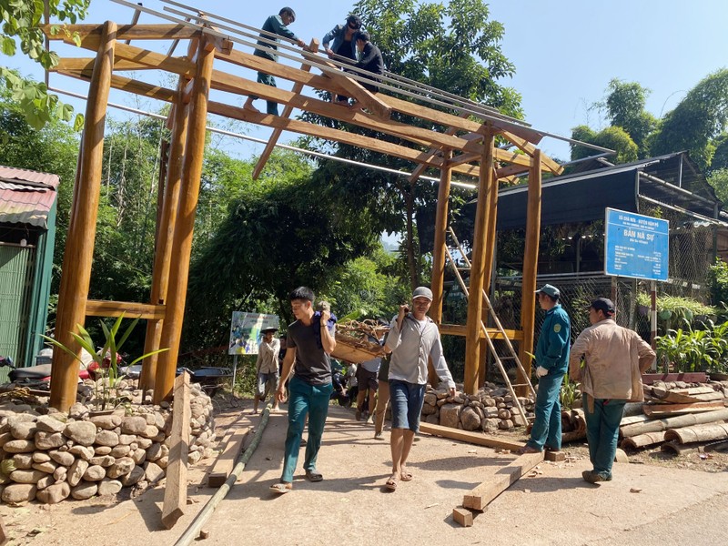 Hưởng ứng phong trào “Thêm việc tốt mỗi ngày”, bà con các dân tộc xã Chà Nưa, huyện Nậm Pồ, tỉnh Điện Biên đóng góp ngày công cải tạo cảnh quan làng bản.