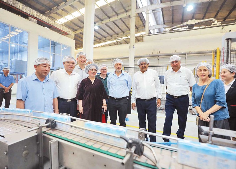 Đoàn công tác Đại sứ quán Australia tại Việt Nam thăm Nhà máy sữa tươi sạch TH true MILK.