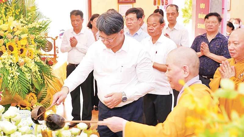 Các đại biểu thực hiện nghi lễ tắm Phật mừng Đại lễ Phật đản PL. 2567 - DL. 2023 tại chùa Tam Huyền, phường Thượng Đình, quận Thanh Xuân. (Ảnh VĂN HÒA)
