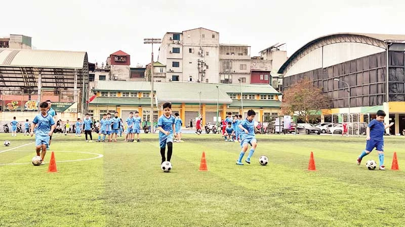 Lớp học bóng đá trong dịp hè tại Trung tâm thể dục thể thao quận Hoàn Kiếm. (Ảnh ĐĂNG ANH)