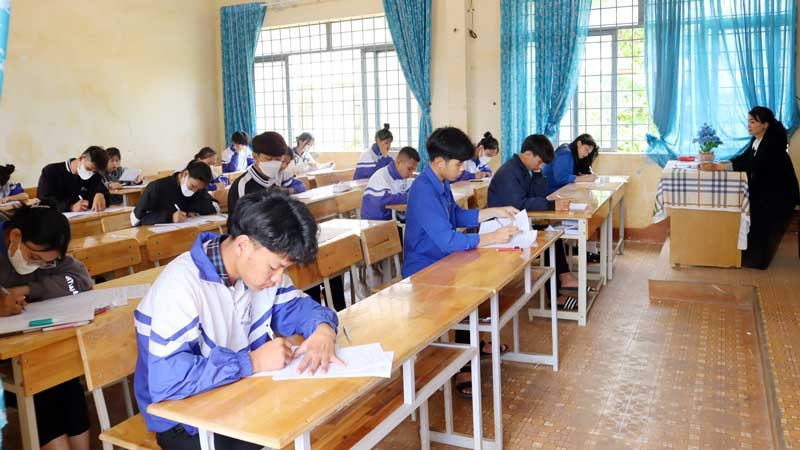 Học sinh lớp 12 Trường THPT Nguyễn Văn Cừ (Đắk Lắk) tham gia thi thử tốt nghiệp.
