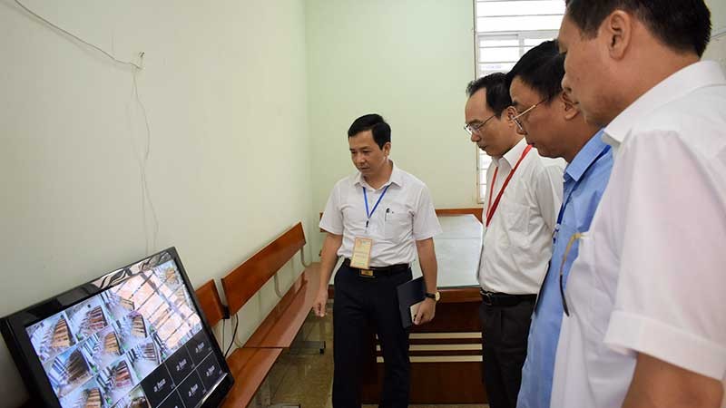 Đoàn Kiểm tra của Bộ Giáo dục và Đào tạo giám sát điểm thi tại tỉnh Thái Nguyên. (Ảnh THU MINH)