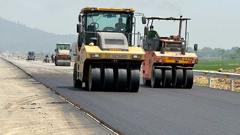 Công trường thi công tuyến cao tốc Mai Sơn-Quốc lộ 45.