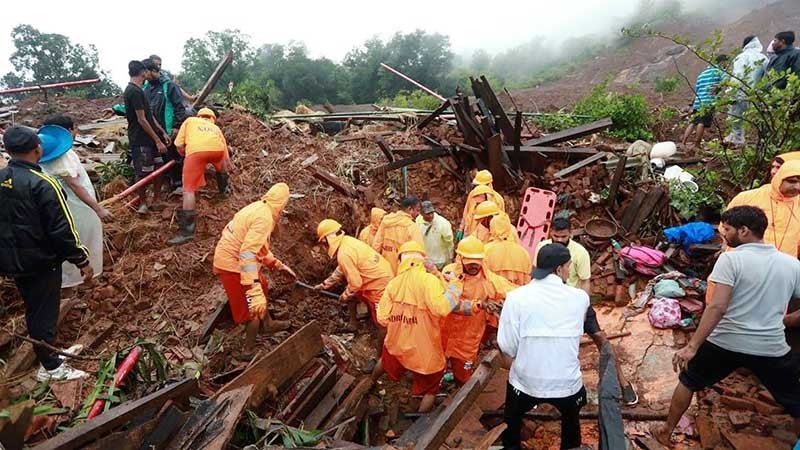 Lực lượng cứu hộ tại hiện trường vụ lở đất ở Ấn Độ. (Ảnh INDIAN EXPRESS)