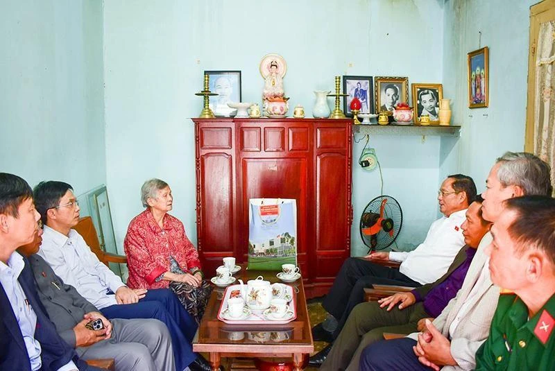 Thượng tướng Trần Quang Phương và Đoàn công tác thăm và tặng quà gia đình bà Nguyễn Thị Duyên, vợ liệt sĩ ở phường 4, thành phố Đà Lạt.