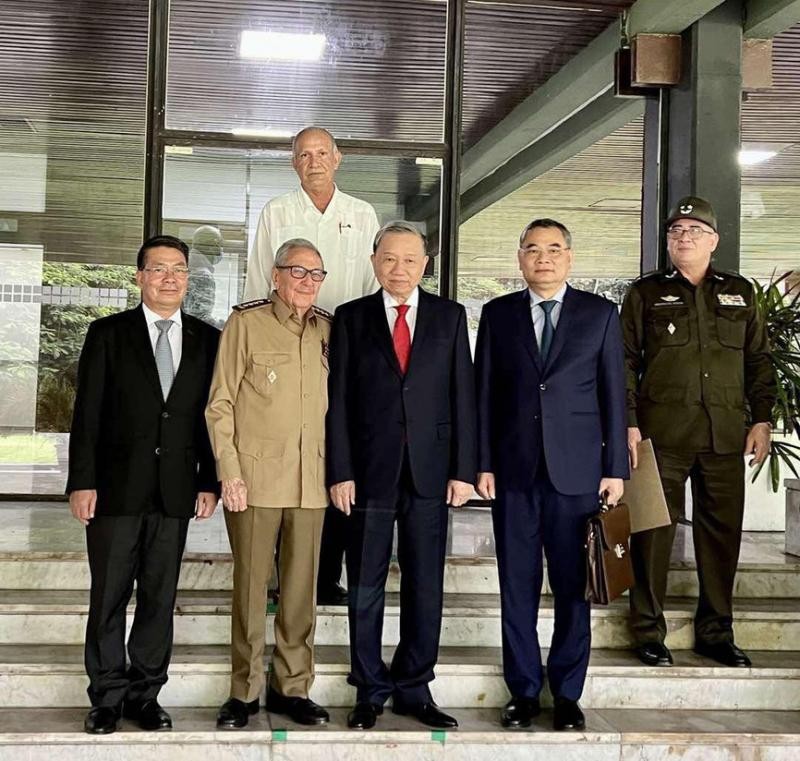 Bộ trưởng Tô Lâm thăm hỏi sức khỏe Đại tướng Raúl Castro Ruz. (Ảnh: Báo Công an nhân dân)