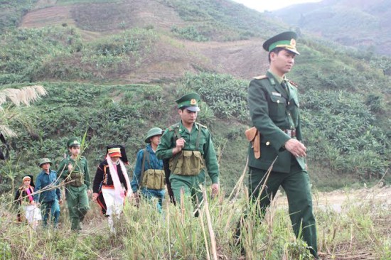 Cán bộ, chiến sĩ Bộ đội Biên phòng Lai Châu cùng nhân dân tuần tra bảo vệ biên giới. (Ảnh: Báo Biên phòng)
