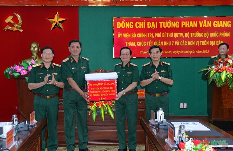 Đại tướng Phan Văn Giang trao quà Tết Quý Mão 2023 tặng Bộ tư lệnh Quân khu 7. (Ảnh: Báo Quân đội nhân dân)