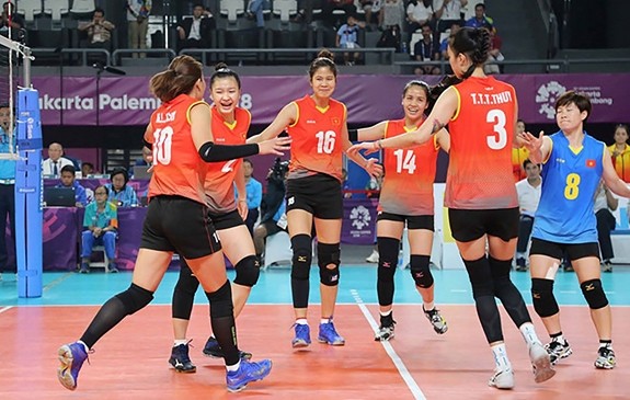 Các cô gái trong Đội bóng chuyền nữ Việt Nam ăn mừng chiến thắng. (Ảnh: Báo Quân đội nhân dân)