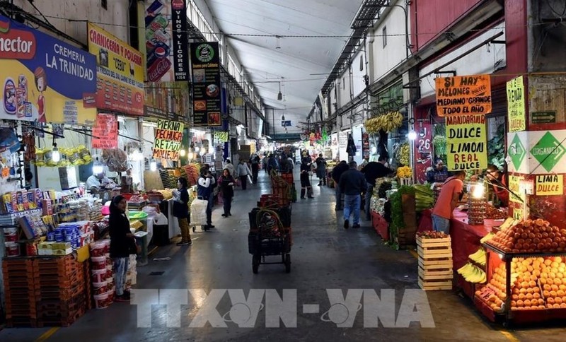 Người dân mua bán tại chợ Mexico City, Mexico. (Ảnh: TTXVN)