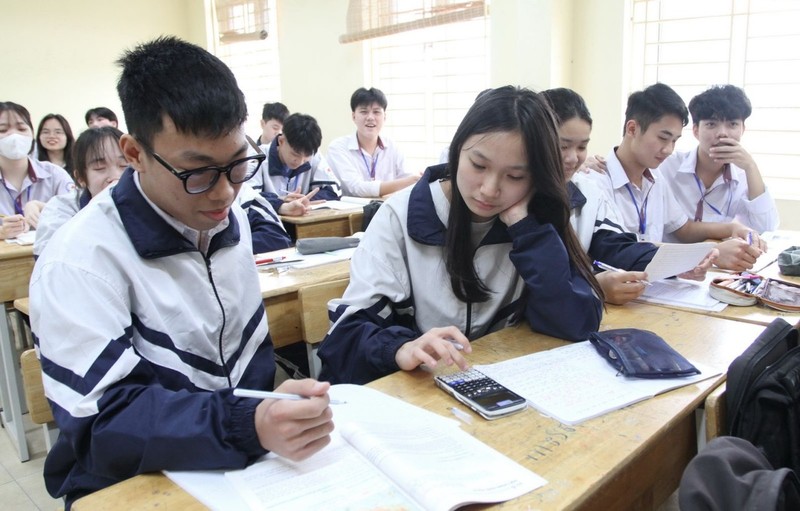 Học sinh Vũ Thế Sơn (ngồi đầu bàn bên trái) trong giờ học tại trường.