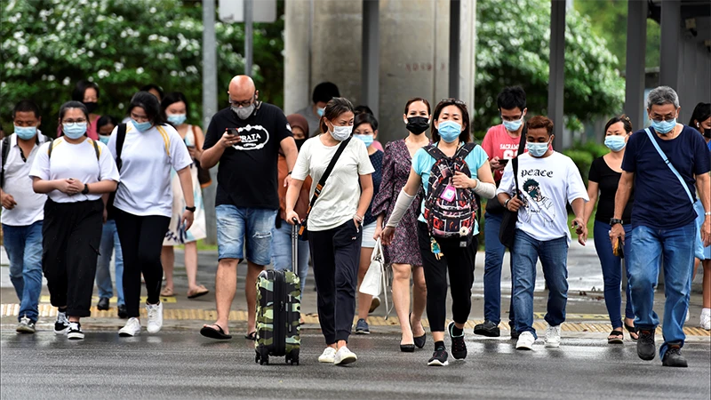 Người dân Singapore đi bộ trên phố ngày 14/5/2021. (Ảnh: REUTERS)