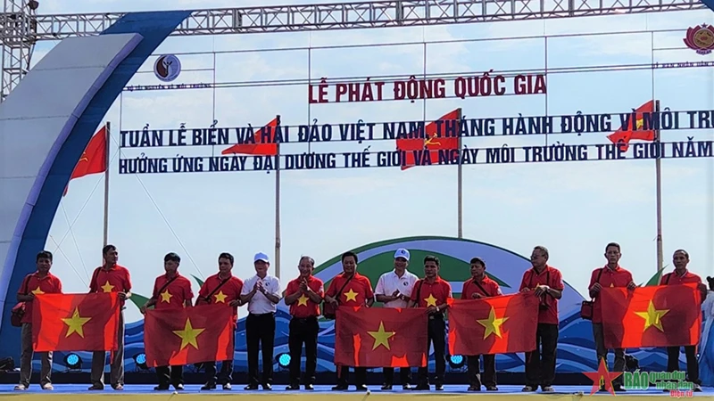 Ban tổ chức chương trình trao cờ Tổ quốc và túi thuốc tặng 10 ngư dân tiêu biểu của tỉnh Nghệ An. (Ảnh: TTXVN)