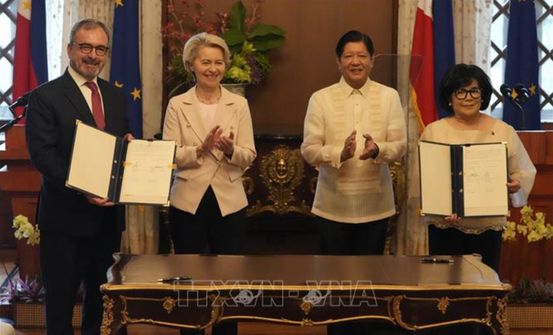 Tổng thống Philippines Ferdinand Romualdez Marcos Jr. (thứ 2, phải) gặp Chủ tịch Ủy ban châu Âu (EC) Ursula von der Leyen (thứ 2, trái). (Ảnh: TTXVN)