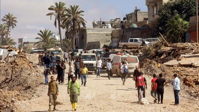 Người dân di dời khỏi khu vực đổ nát do lũ quét, gây ra bởi cơn bão Daniel, ở thành phố miền Đông Derna, Libya ngày 14/9/2023. (Ảnh: AFP/TTXVN)