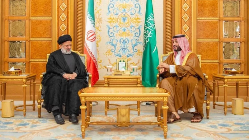 Thái tử Saudi Arabia Mohammed bin Salman và Tổng thống Iran Ebrahim Raisi tiếp tục sở hữu cuộc gặp gỡ trước tiên kể từ lúc nhì nước đạt được thỏa thuận hợp tác Phục hồi mối liên hệ nhập mon 3 vừa mới đây. (Ảnh: Reuters)