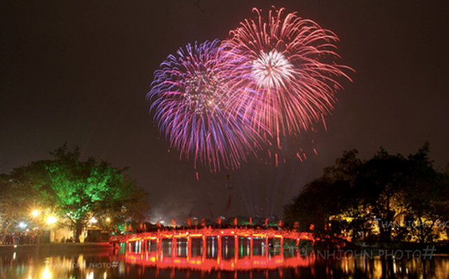 Ảnh minh họa: Bắn pháo hoa trong đêm giao thừa tại hồ Hoàn Kiếm, Hà Nội. 
