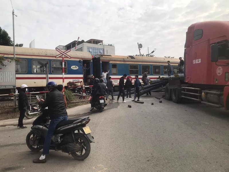 Hiện trường vụ tai nạn giữa tàu hỏa SE5 và xe đầu kéo tại xã Văn Tự, huyện Thường Tín, Hà Nội sáng 28/1/2023. Ảnh internet.