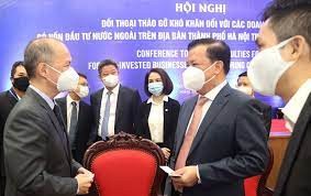 Bí thư Thành ủy Hà Nội Đinh Tiến Dũng gặp gỡ các nhà đầu tư nước ngoài. 