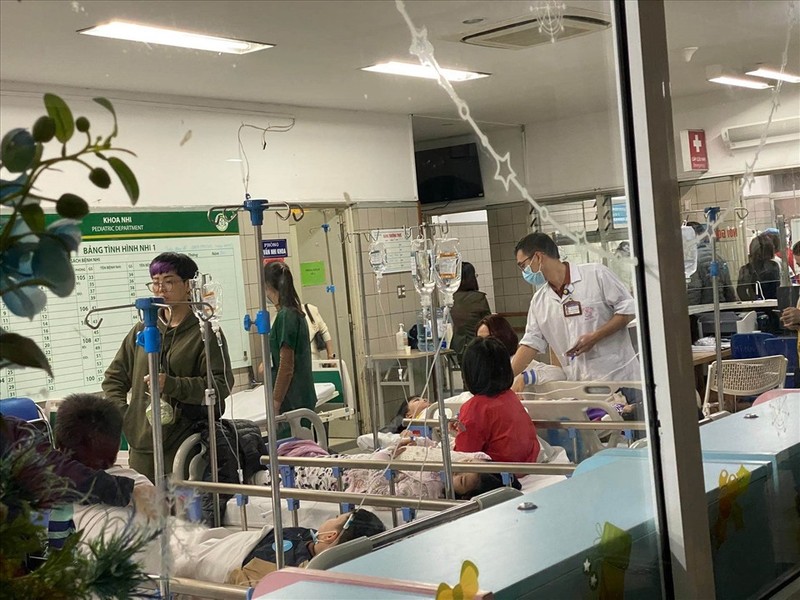 Học sinh trường Tiểu học Kim Giang đi khám sàng lọc tại Bệnh viện Bạch Mai. Ảnh: Minh Ánh.