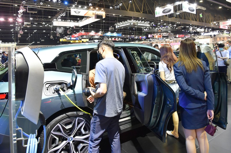 Người dân tham quan xe điện trưng bày tại Bangkok Motor Show 2023. (Ảnh: TUẤN ANH)