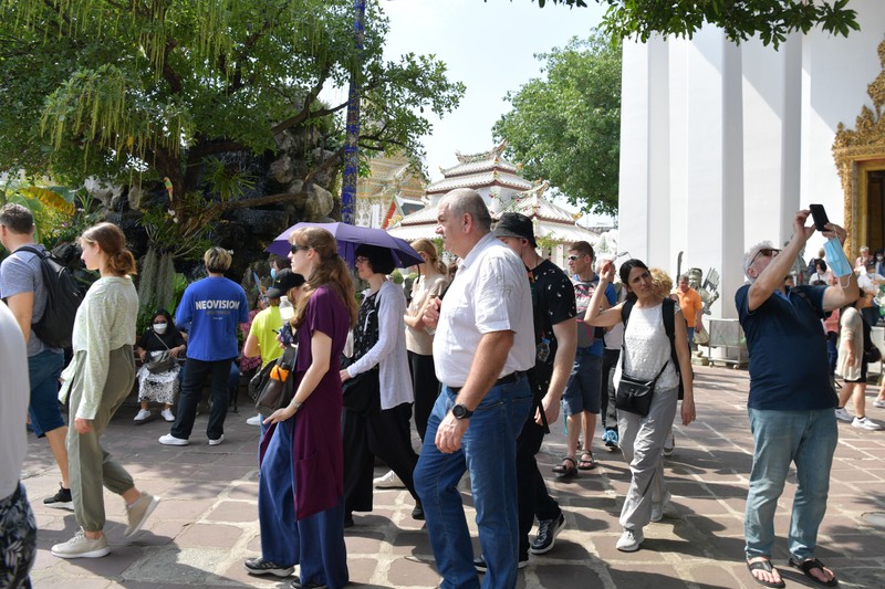 Du khách nước ngoài thăm chùa Wat Pho ở thủ đô Bangkok, Thái Lan. (Ảnh: NAM ĐÔNG)