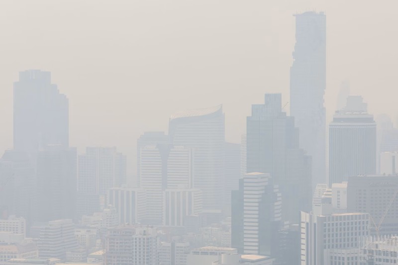 Các tòa nhà ở thủ đô Bangkok, Thái Lan chìm trong ô nhiễm không khí. (Ảnh: Reuters)