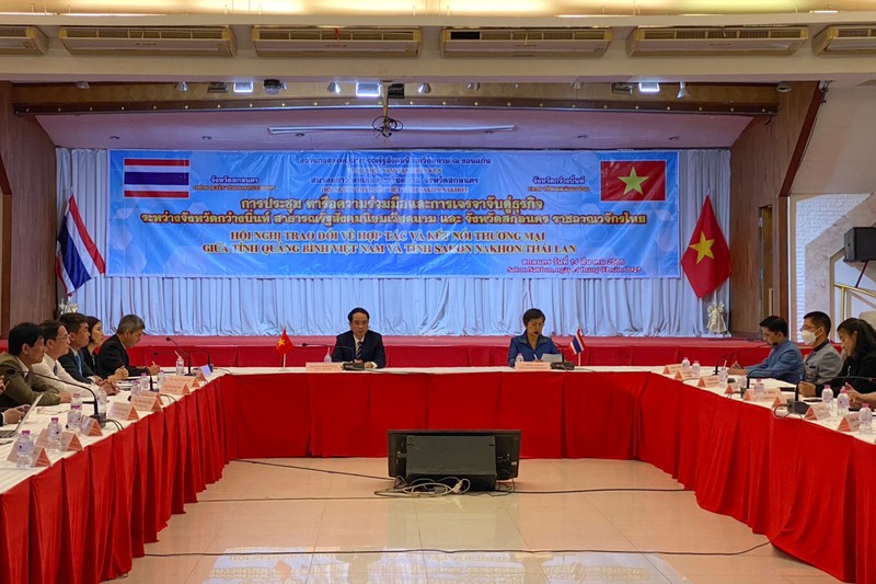 Lãnh đạo hai tỉnh Quảng Bình và Sakon Nakhon cùng các đại biểu tham dự hội nghị.