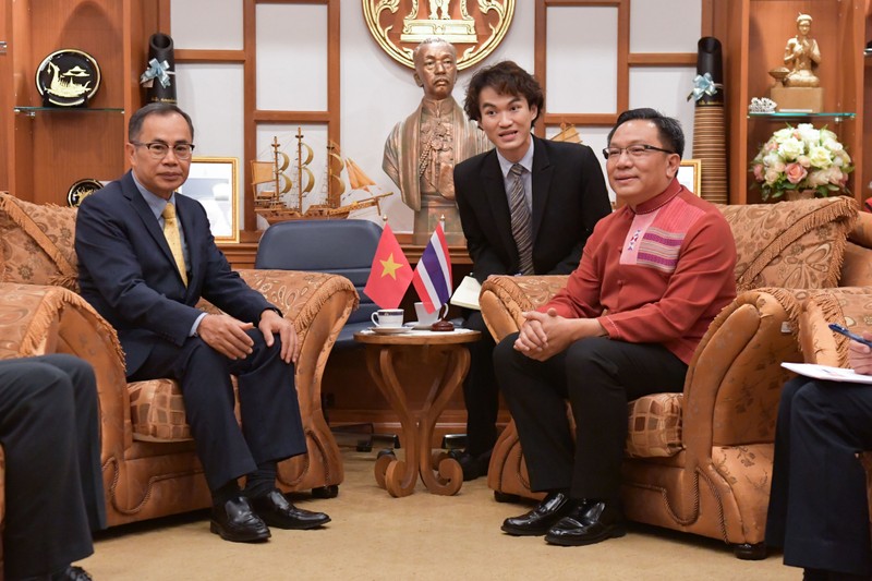 Đại sứ Phan Chí Thành và Tỉnh trưởng Chiang Mai Nirat Phongsittithaworn.